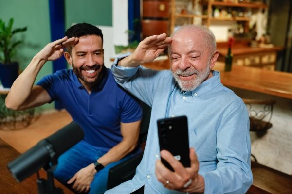 Em live com Janones, Lula pede mobilização até “o último voto”