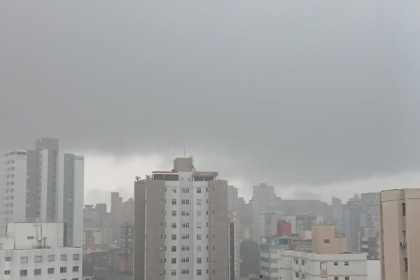 Segundo turno de domingo terá calor e chuva em BH; confira a previsão