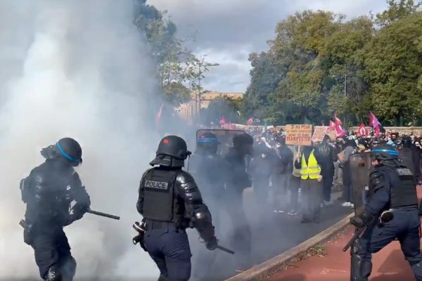 França tem novos protestos e confrontos com a polícia