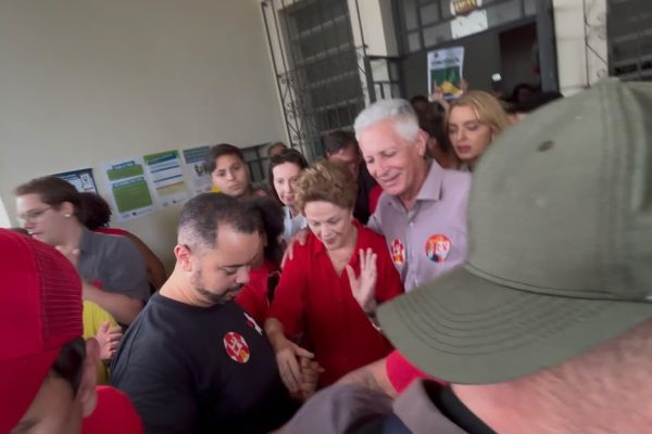Dilma vota em BH sob aplausos de militantes do PT no 2º turno; veja vídeo