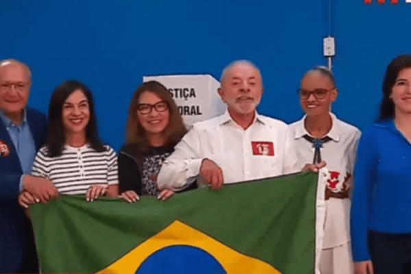 Lula ergue a bandeira do Brasil após votar em São Bernardo do Campo; veja vídeo