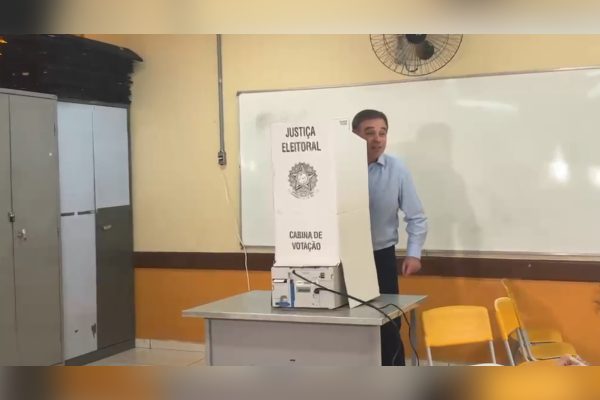 Sob aplausos, ministro André Mendonça, do STF, vota no 2º turno em Brasília; veja vídeo
