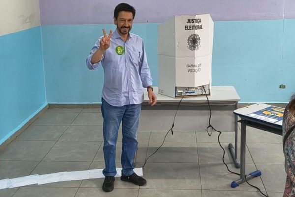 Nunes vota em SP antes de viajar a Brasília para acompanhar apuração com Flávio. Veja vídeo