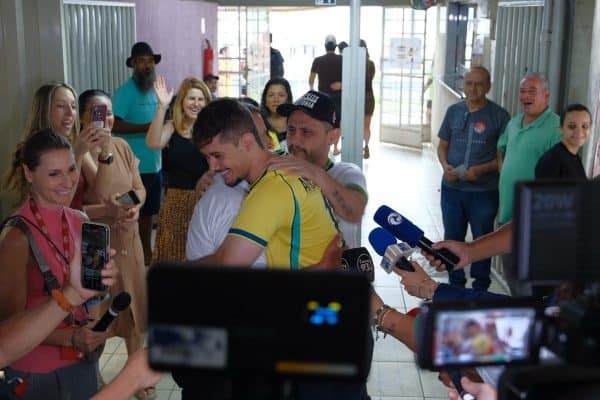 Cleitinho reúne eleitores de Lula e Flávio em abraço antes de votar em MG