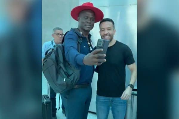 Janones é tietado por fila de “soldados” em aeroporto no domingo da eleição