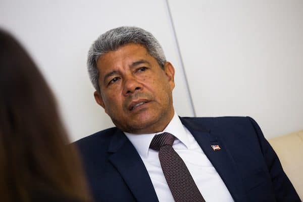 Governador da Bahia deixa PM de prontidão para dirigir ônibus