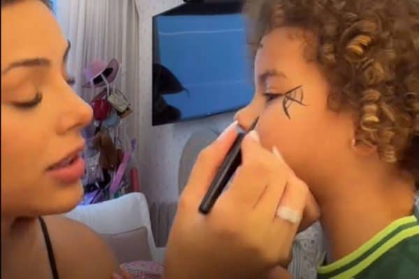 Filha de Neymar, Mavie surge com camiseta do Palmeiras, rival do Santos
