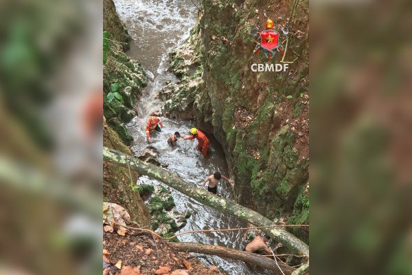 Chuva deixa mais de 10 pessoas presas em córrego de Taguatinga