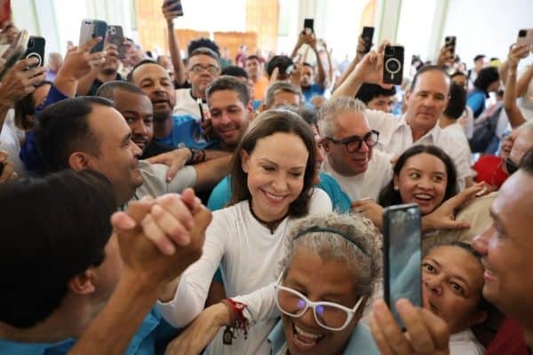 Líder da oposição, María Corina volta à Venezuela após exílio no Panamá