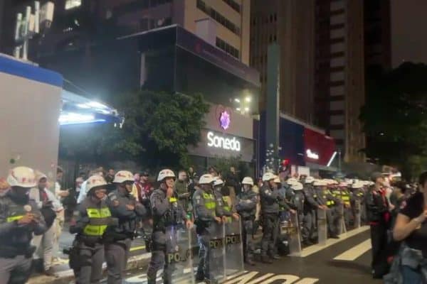 Apoiadores de Flávio e Lula se concentram na Paulista, e PM acompanha movimento