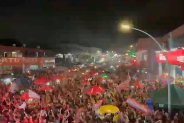 Clima de Copa: eleitores celebram vitória de Lula em várias regiões do DF