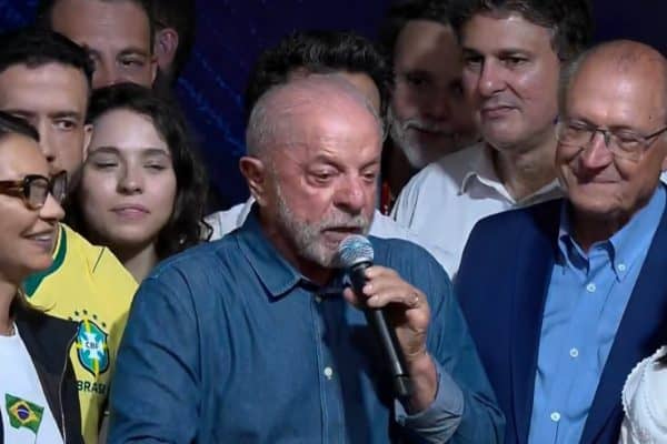 Lula defende regulamentação das redes e diz que eleição foi derrota para o negacionismo