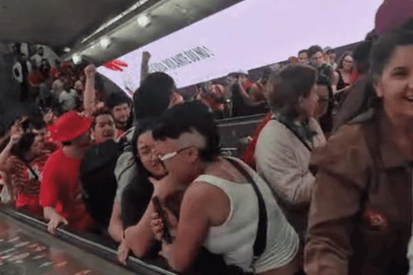 Apoiadores de Lula reclamam de spray de pimenta durante festa na Av. Paulista