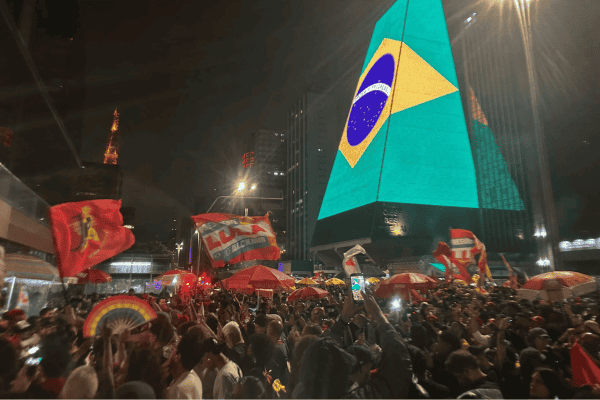 Apoiadores lotam a Av. Paulista para receber Lula após vitória no 2º turno