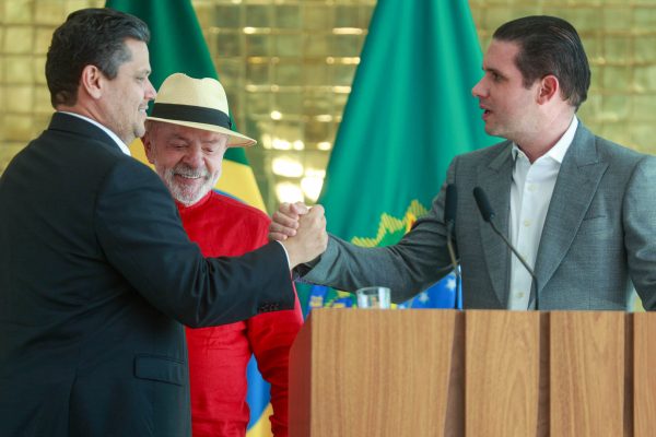 Lula entra para a história, mas terá país dividido e oposição no Congresso