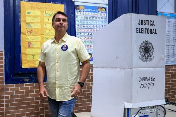 Núcleo de Flávio defende mudança de postura e agradecimento público
