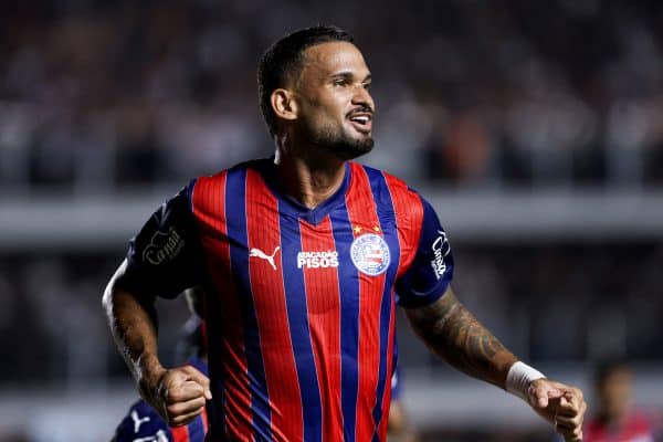 Atacante do Bahia, William José, republica vídeos com ataques a nordestinos