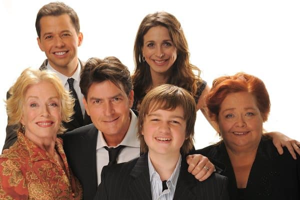 Estrela de Two and a Half Men critica os salários da série: “Nunca pagaram bem”
