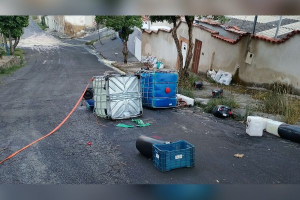 Vazamento de ácidos e soda cáustica mobiliza bombeiros em rua de BH; veja vídeo