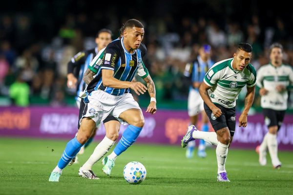 Braithwaite marca nos acréscimos e Grêmio supera o Coritiba no Couto Pereira