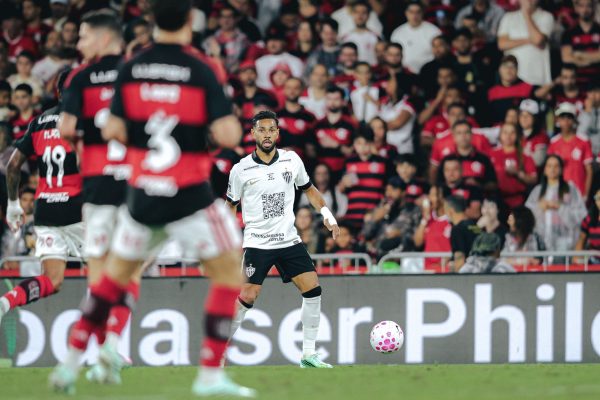 Web critica pênalti para o Flamengo, mas Renan Lodi admite a falta
