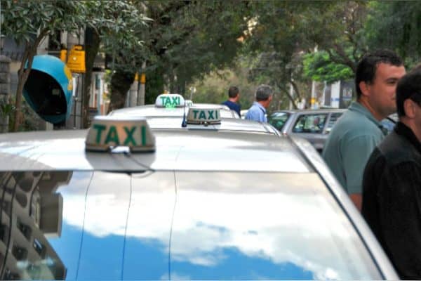 Táxis de BH, Confins e Lagoa Santa já podem usar as faixas do Move