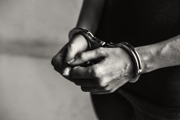 Homem com mandado por estupro de vulnerável é solto pela lei eleitoral no DF