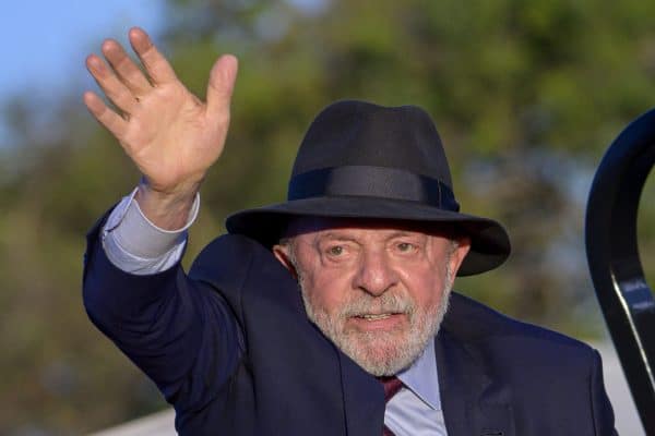 Lula volta a vencer entre presos no 2º turno, com 72% contra 27,8% de Flávio