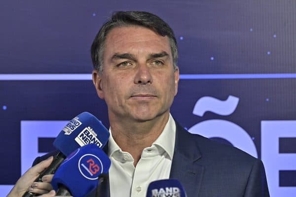 Sites de radar indicam que avião que levaria Flávio aos EUA está parado na Argentina