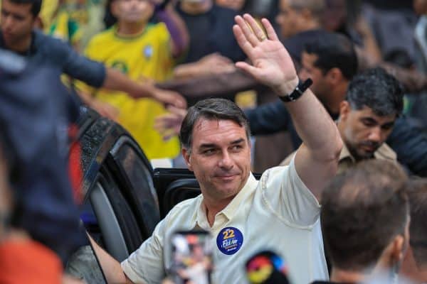 Aliados próximos de Flávio Bolsonaro desconhecem seu paradeiro