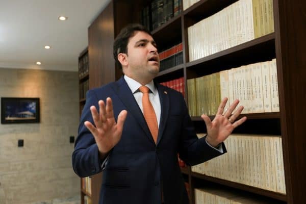 Willer Tomaz sobre retorno ao Brasil: “não é da sua conta”; advogado de Flávio Bolsonaro viajou aos EUA