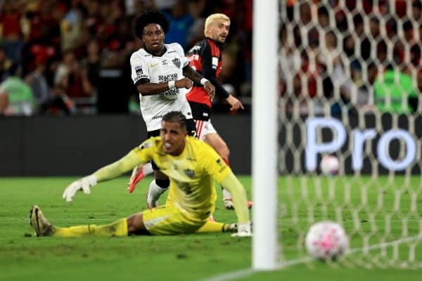 Flamengo lidera o returno do Brasileirão, enquanto Corinthians segue na lanterna