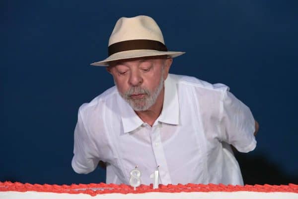 Apoiadores cantam parabéns a Lula, que agradece: “Gratidão”