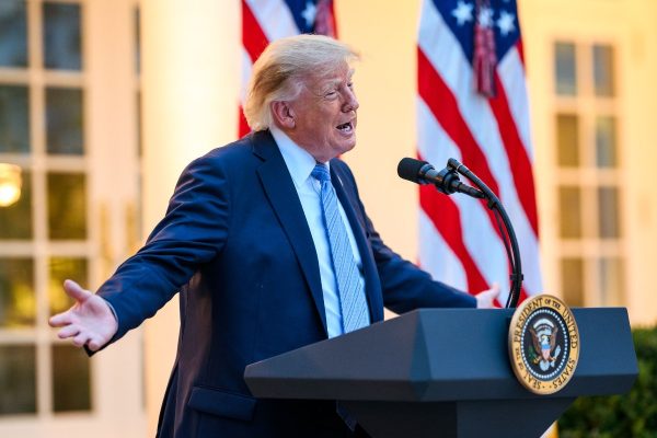 Em comício no Texas, Trump volta a dizer que eleição do Brasil foi fraudada