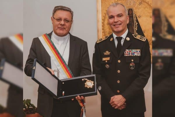 Arcebispo de Brasília recebe a mais alta honraria da PMDF