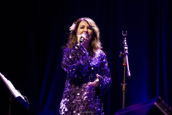 Patty Ascher retorna ao Brasil e comemora turnê com Menescal e Danilo Caymmi