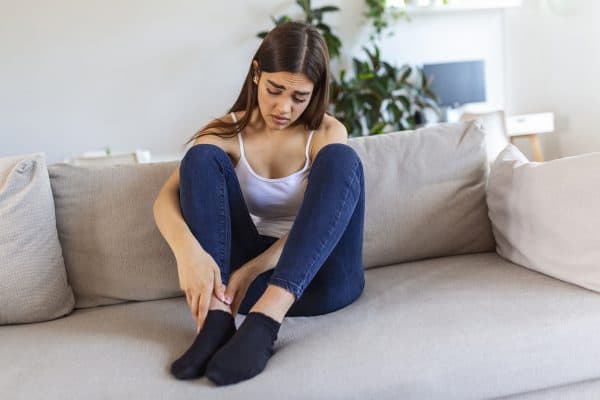 Pés quentes, útero quente? Médicos afirmam que técnica contra cólica menstrual é mito