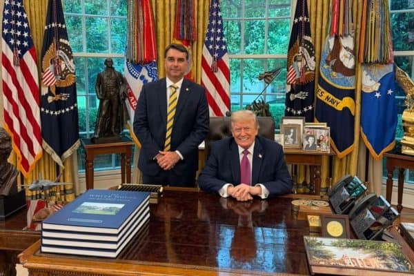 Flávio Bolsonaro viaja aos EUA em momento eleitoral delicado para Trump
