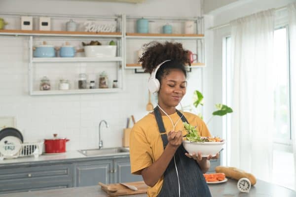 Ouvir música durante as refeições pode realçar o sabor dos alimentos, aponta estudo