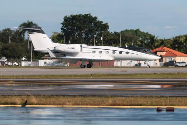 Empresa dona do jatinho que levou Flávio aos EUA é investigada na Argentina