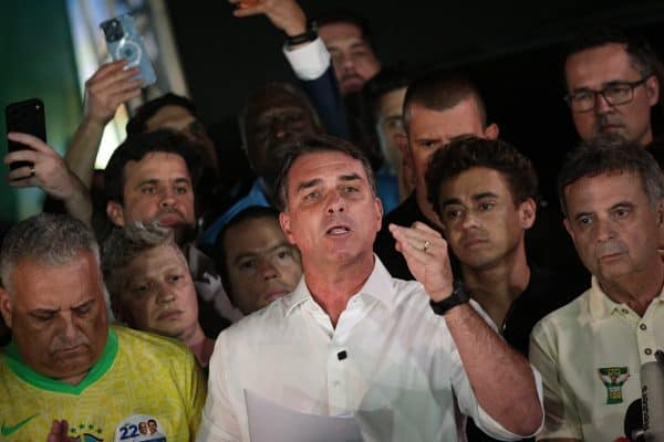 Deputado ironiza Flávio após ele se autoproclamar presidente: “autoestima boa”. Veja vídeo