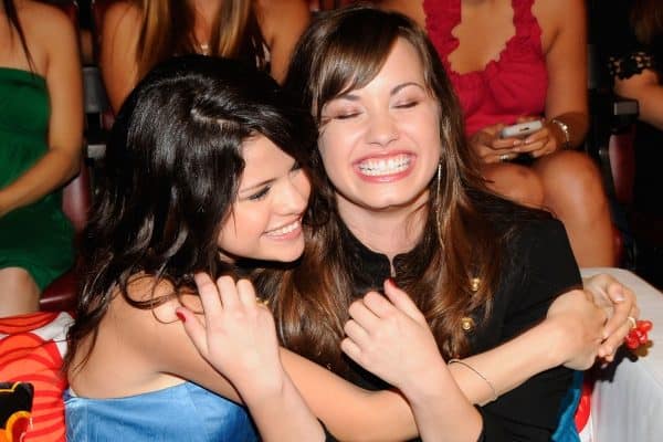 Demi Lovato e Selena Gomez têm amizade de altos e baixos; relembre as tretas