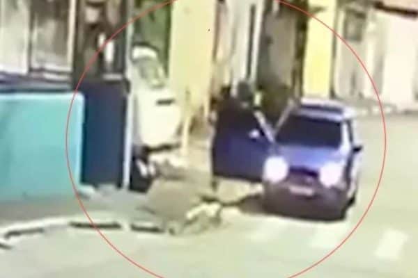 Mãe de três crianças morre após ser baleada em Kombi; pai também morreu