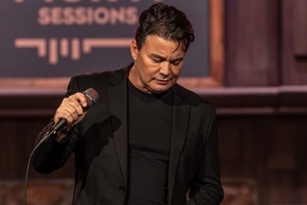 Renner se emociona ao homenagear Rick em primeira gravação da carreira solo