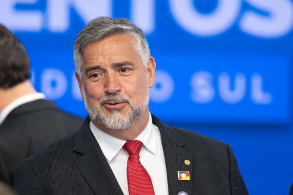 Líder do governo Lula propõe frente ampla contra ofensiva de Flávio nos EUA; veja vídeo