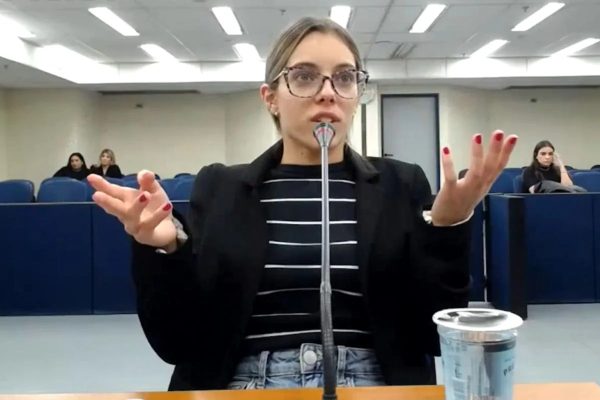 Namorada de Sastre é retirada de júri após se manifestar durante depoimento