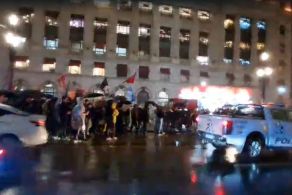 Grupo protesta diante da Prefeitura de SP contra redução de ônibus na eleição