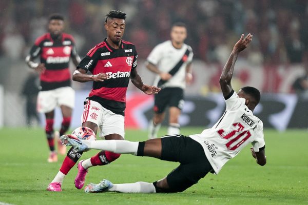 Flamengo tenta manter liderança e invencibilidade de 14 jogos diante do Vasco