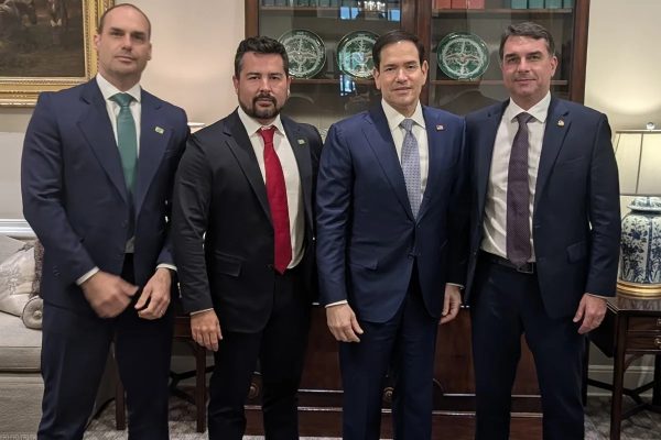 Com Flávio, Eduardo e aliados, direita reforça discurso bolsonarista nos EUA