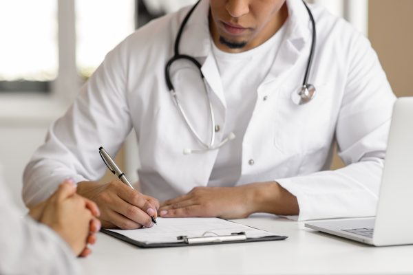 CRM-DF revoga norma sobre análise de atestados médicos e mantém apuração ética